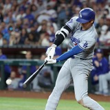 【MLB】「危なかった」大谷翔平、一塁ゴロであわや野手と激突でヒヤリ……術後の右手をプルプル