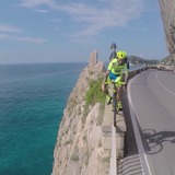 【自転車】バイクトライアル世界王者がロードバイクで息を飲む超人技を披露、ティンコフ・サクソも動画に協力