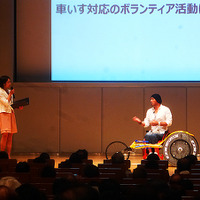 東京ビッグサイトで9月5日に行われた「副島正純車いすレースディレクター講演会」では、競技用専用車いす「レーサー」の展示も行われた