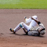 パイレーツの韓国人内野手が大ケガ…ゲッツー崩しで負傷 画像