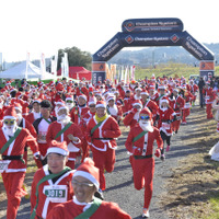 サンタクロースだらけのマラソン大会「第3回聖蹟サンタマラソン」12月13日 画像