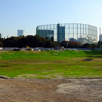 千駄ヶ谷門から国立競技場跡地を見る。その向こうのフェンスは神宮第二球場