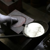 製造工程。熱した錫を鋳型に流し込む