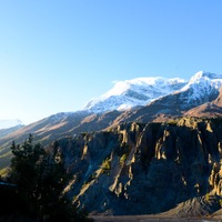 秋のネパールでは山の山頂付近ではすでに雪が。