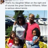 マイク・タイソン、テニス観戦で父親の顔…セリーナ・ウィリアムズと記念撮影 画像