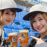 横浜DeNAベイスターズのオリジナル醸造ビール「BAYSTARS ALE」販売スタッフ衣装のお披露目会。dianaの中村比菜さん（右）と若槻彩香さん（2016年3月23日）