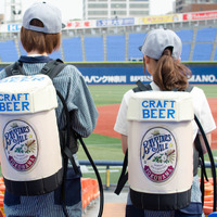 横浜DeNAベイスターズのオリジナル醸造ビール「BAYSTARS ALE」販売スタッフ衣装のお披露目会（2016年3月23日）