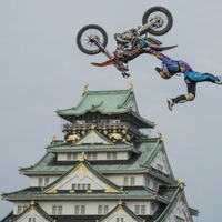 大阪城を背景にフリースタイルモトクロスのトップレーサーがジャンプ 画像