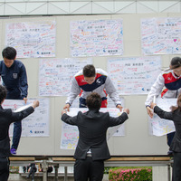 萩野公介らに東洋大学学生から横断幕が渡された（2016年5月16日、リオ五輪代表選手壮行会）