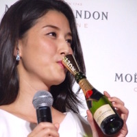 橋本マナミ、イベント中に飲酒…連続写真で振り返る 画像