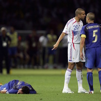 ドイツワールドカップ決勝戦、ジネディーヌ・ジダンに頭突きを受けて倒れたマルコ・マテラッツィ（左/2006年7月9日）