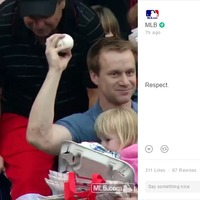 メジャーリーグで観客がスーパーキャッチ、球場の視線を独り占め！ 画像