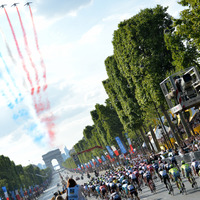 シャンゼリゼ1周目、選手らがコンコルド広場から凱旋門に向かう瞬間に視線の先からフランス空軍が飛んできた。秒単位で計算し尽くされた演出だ