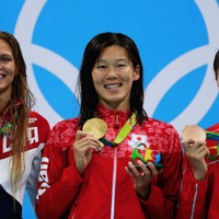 【リオ2016】競泳・寺村美穂、金メダルを獲得した金藤理絵を祝福！ 画像
