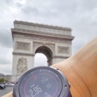 ツール・ド・フランスの全日程を回り、23日目の最終日にパリに凱旋。エトワール凱旋門を背景に