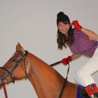 稲村亜美、騎乗姿で「太ももヤバい」…マカヒキ応援プロジェクトに参加 画像