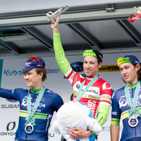 優勝したヴィッレッラ（中央）、2位のユール・イェンセン（左）、3位のパワー（2016年10月23日）