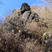 大仏岩。遠目からみると、たしかに大仏っぽい。