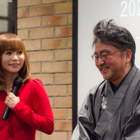 中川翔子（左）と超人スポーツ協会代表の中村伊知哉（2017年1月27日）