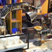 2つのロボットが互いに協調してコーヒーを淹れていく