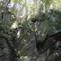 染谷神社脇の屏風岩。ここに風神の穴があるらしいが…