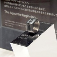 ユニークな指輪型のデバイス。ロゴの書いてある部分がタッチセンサ、側面側がBluetoothのアンテナになっている
