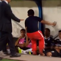 【サッカー】試合中にファンが乱入…ロナウジーニョに抱きついてつまみ出される 画像