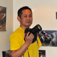 アマチュアレース支える片腕のカメラマン 画像