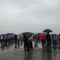 16万5000人の観客のなか、雨天でもブライトリングは飛ぶ！…岩国基地フレンドシップデー2015