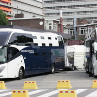 【ツール・ド・フランス15】大型バスを改造…昼夜が逆転する施工班の快適移動ホテルが登場 画像