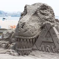 夏の鎌倉由比ヶ浜に『ARK: Survival Evolved』巨大恐竜の砂像が出現！―完成披露イベントレポ 画像