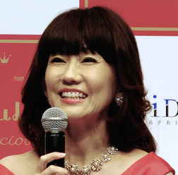 40～50代向け美容フェイスマスク「LuLuLun Precious」発表会に赤いドレスで登壇し、「センチメンタル・ジャーニー まだ50歳ver.」を歌い上げた松本伊代（2015年12月2日）