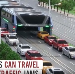 わずか1年で中国の渋滞が解決？自動車の上を超えて走る高架バスがスゴイ！