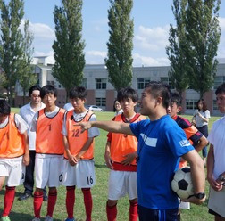 前園真聖、福島県・若松第一高校を訪問！サッカー部を指導