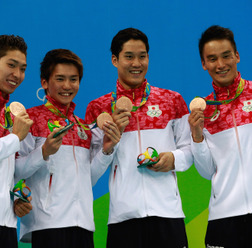 銅メダルを獲得した男子800mリレー日本代表（2016年8月9日）