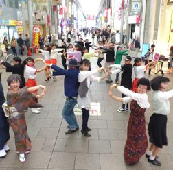 広島の街や広島弁の歌詞が登場「メガネの田中」ブランドムービー公開