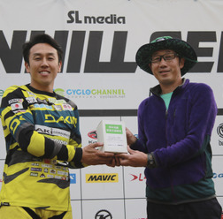 井手川直樹選手（左）より募金が贈呈された