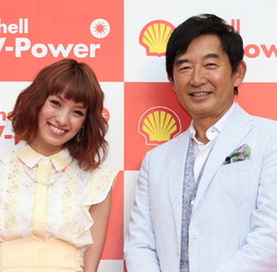 「Shell V-Power」のPR発表会に出席した南明奈（左）と石田純一