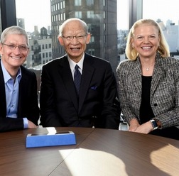左より、Apple CEOのティム・クック氏、日本郵政 取締役兼代表執行役社長の西室 泰三氏、IBM CEOのジニー・ロメッティ氏（米IBMサイトより）