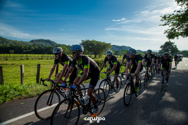 エキポ、2015～2016年にコロンビアで自転車ツアーを実施