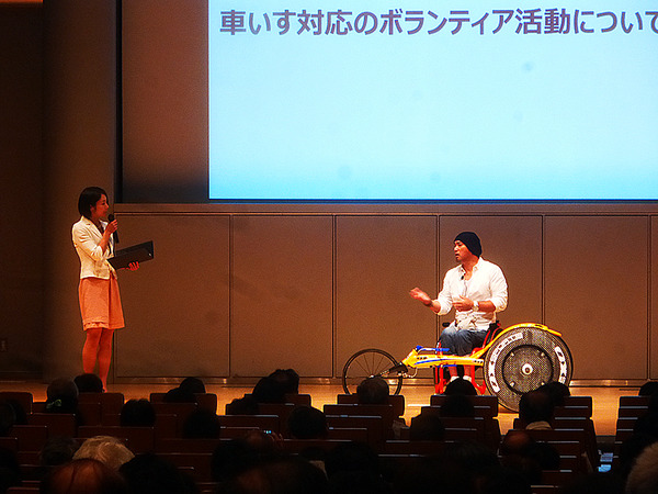 東京ビッグサイトで9月5日に行われた「副島正純車いすレースディレクター講演会」では、競技用専用車いす「レーサー」の展示も行われた