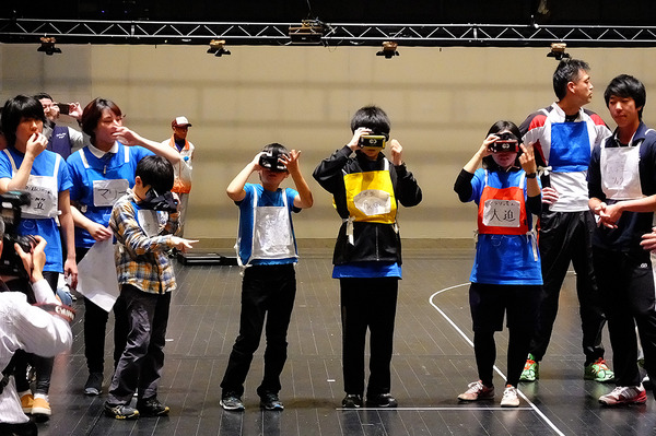 VRのヘッドマウントディスプレイを装着して走るパラレル・アイズ・リレー（スポーツ・ハッカソン／未来の山口の運動会、山口情報芸術センター（YCAM）、12月11～13日）
