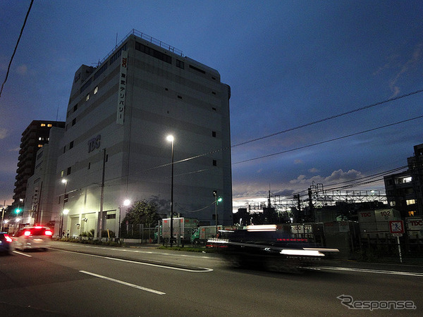 東武千住線のレールは写真左手のビルの脇を抜け、墨堤通りを平面交差していた