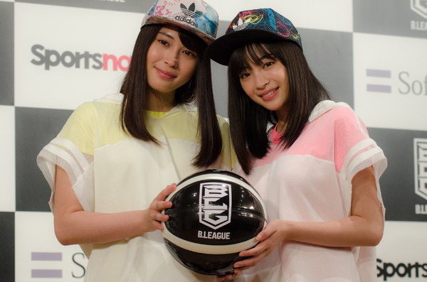 広瀬アリス（左）と広瀬すずがBリーグを応援（2016年5月24日）