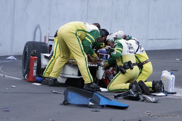クラッシュ直後、マーシャルに救助されるザナルディ（2001年9月15日）　(c) Getty Images