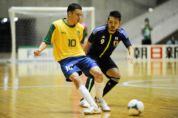 フットサルブラジル代表との国際親善試合に出場した星翔太（右） 参考画像（2012年10月24日）