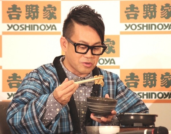 「牛すき鍋膳」の熟成肉を箸でつまんでいる宮川大輔