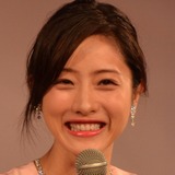 石原さとみ「ウーマン オブ ザ イヤー」受賞…2億円のネックレスで登場 フォトレポート