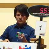ルービックキューブで日本記録、片手部門13.35秒！伏見有史さん