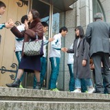 青山学院・原監督「AKBの気持ちがわかった」…握手会に長蛇の列